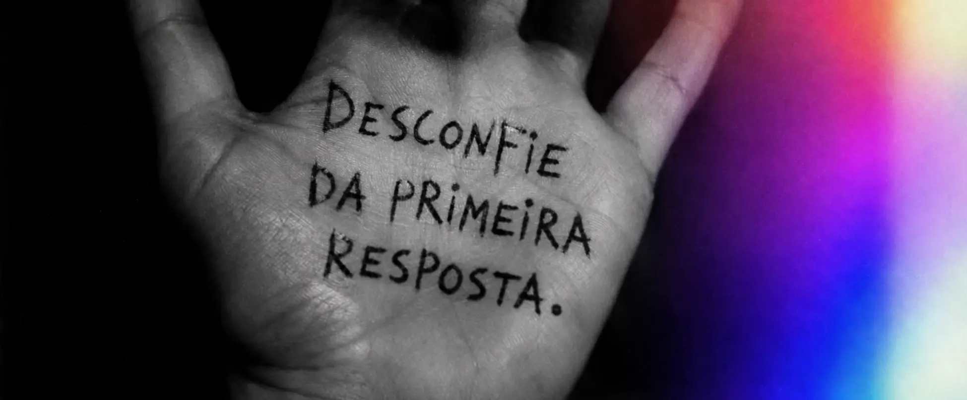 Mão com a frase escrita: desconfie da primeira resposta
