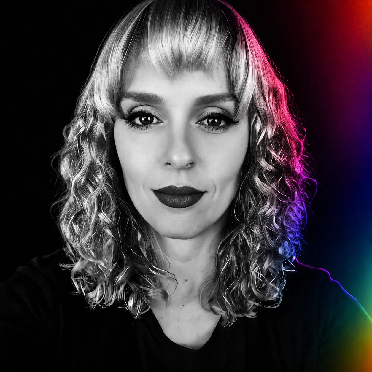 Retrato de Mariana Marcílio em preto e branco com luzes coloridas